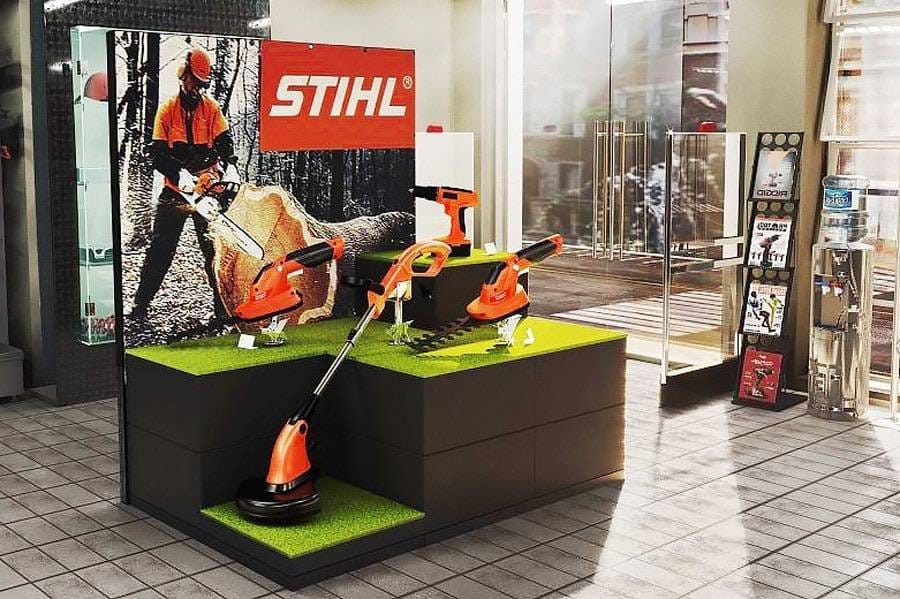 Productsokkel-bedrukt-Stihl gepersonaliseerde productsokkel met presentatiewand