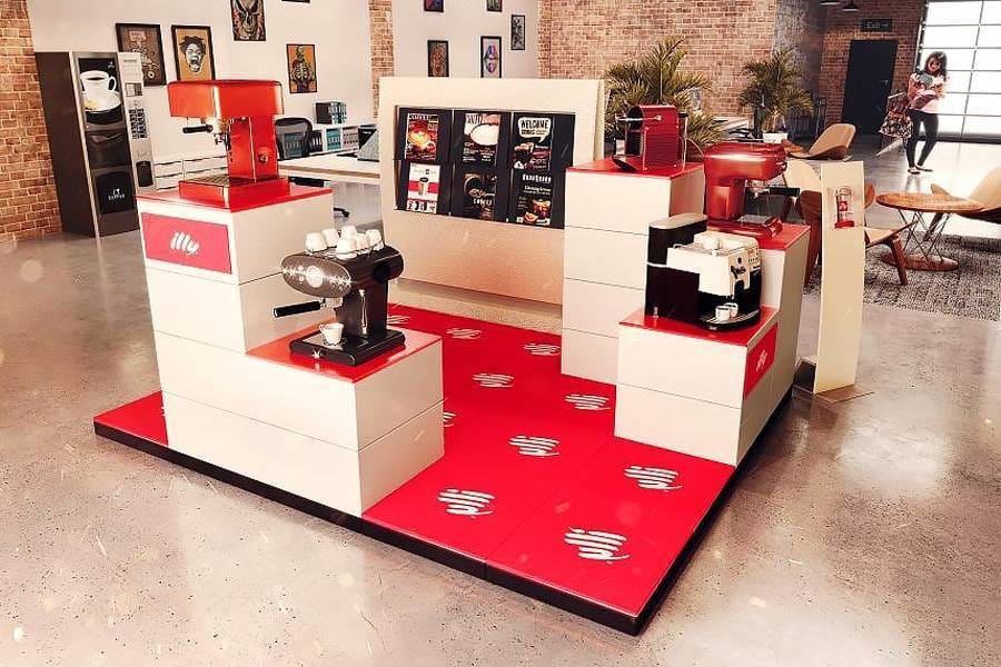 verhoogde-beursvloer-&-productsokkel-Illy verhoogde vloer met productdisplays