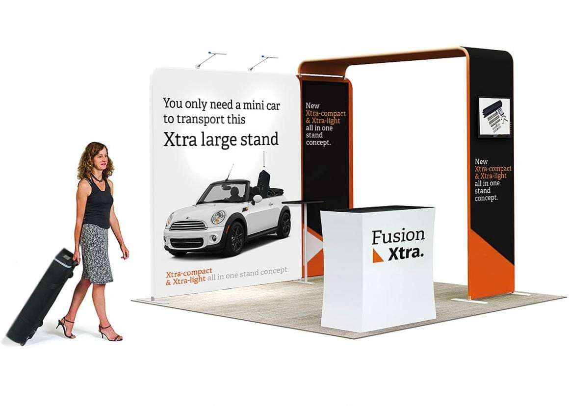 Dame met trolleytas en beursstand met arch en balie