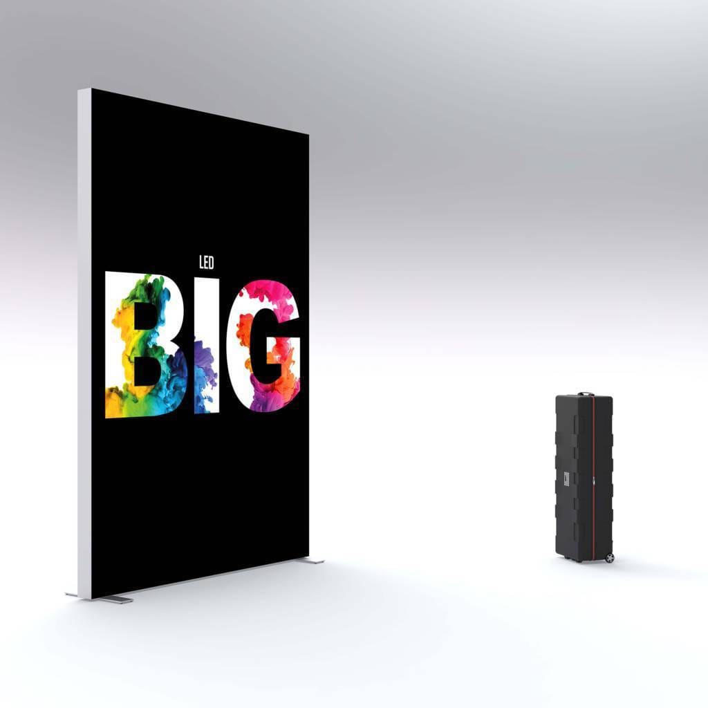 Grote LED-Lighbox met levendig meerkleurig woord 'BIG' naast een ABS transportkoffer op wieltjes