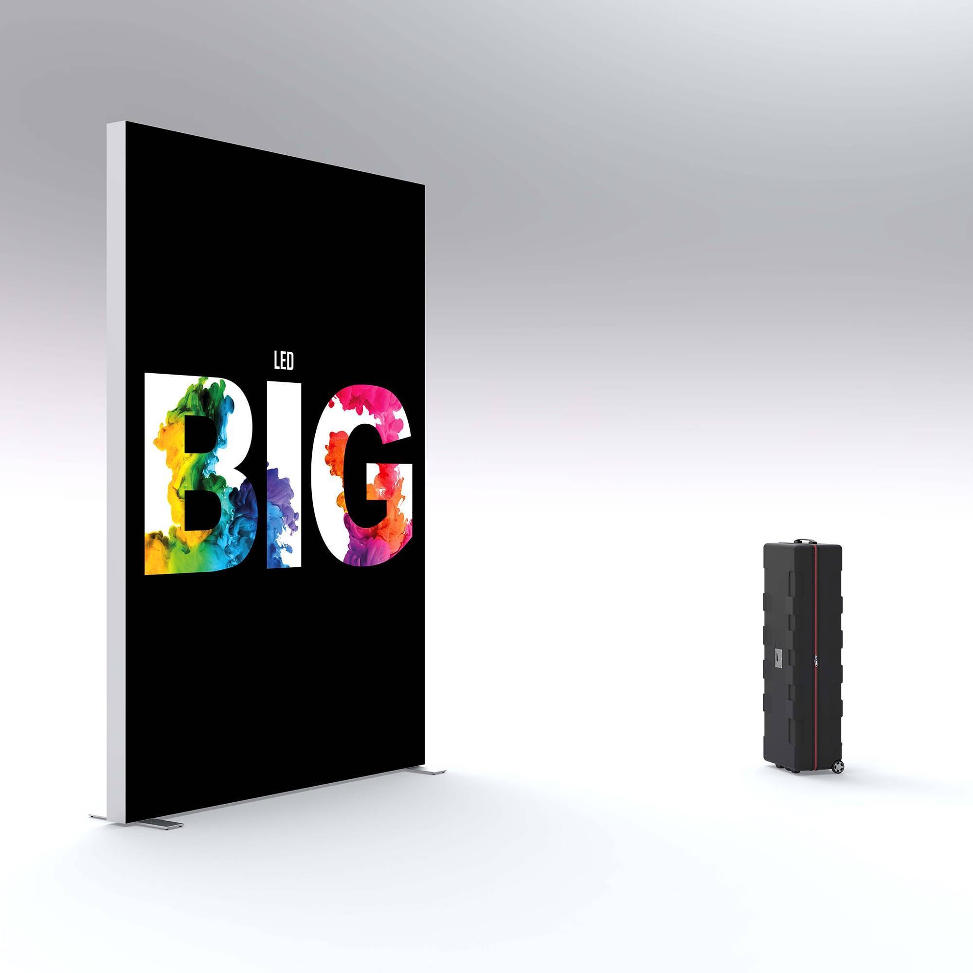 Bedrukte LED-Lightbox met levendig meerkleurig woord 'BIG' met daarnaast een ABS transportkoffer op wieltjes