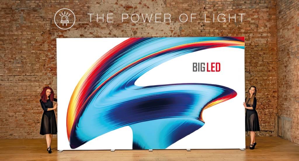 Modulaire LED-lichtbox tentoonstellingsstand gepresenteerd door twee modellen.