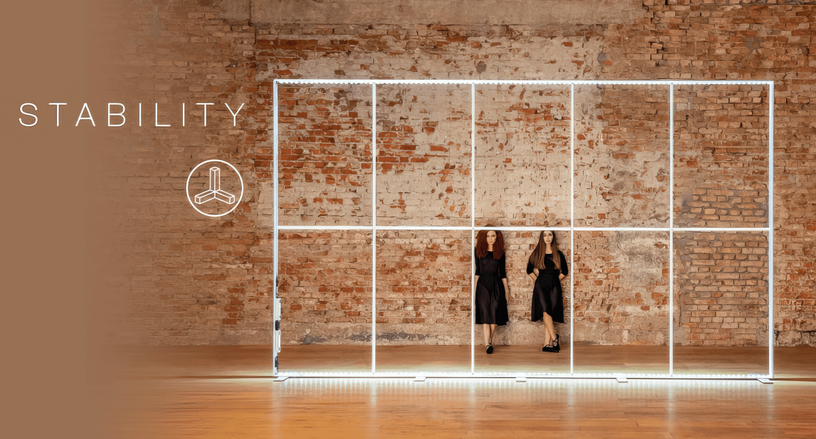 modulaire aluminium led frame tegen een rustieke oude muur. Het woord "stabiliteit" benadrukt een stevige structuur voor veelzijdig en creatief beursgebruik.