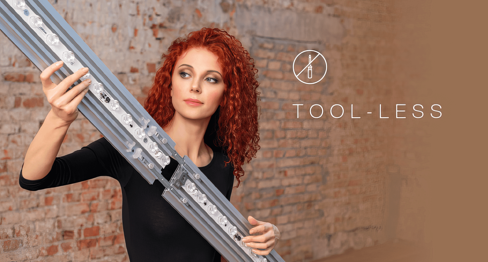 Revolutionaire LED lightbox beursstand die gereedschapsloos gemak laat zien, gepresenteerd door een vrouw