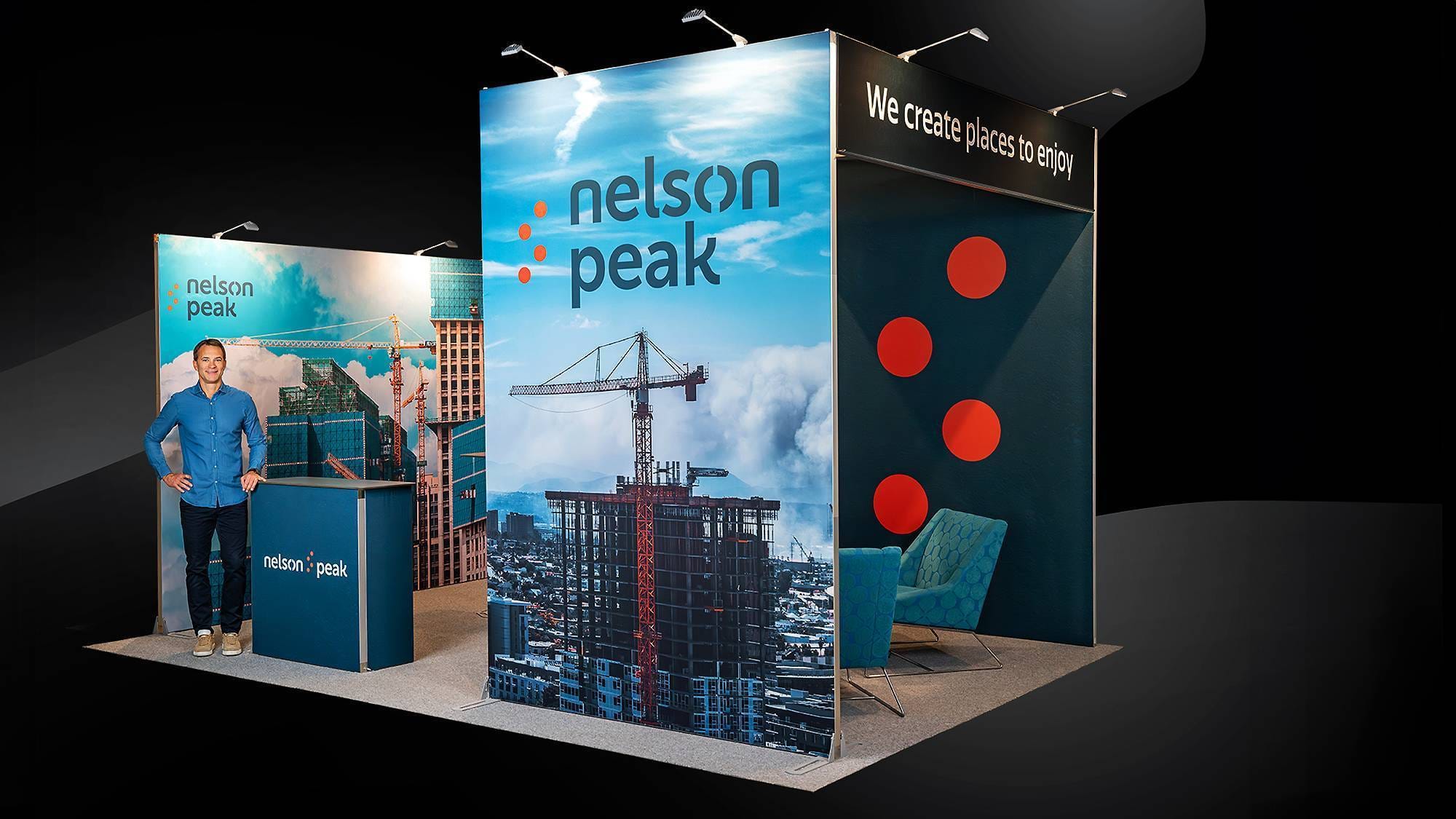 Beursstand met bridge module en zithoek