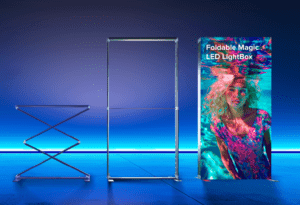 Er worden drie toestanden van een opvouwbare LED-lichtbak getoond: volledig opgevouwen, gedeeltelijk gemonteerd en volledig gemonteerd met een kleurrijk grafisch display.