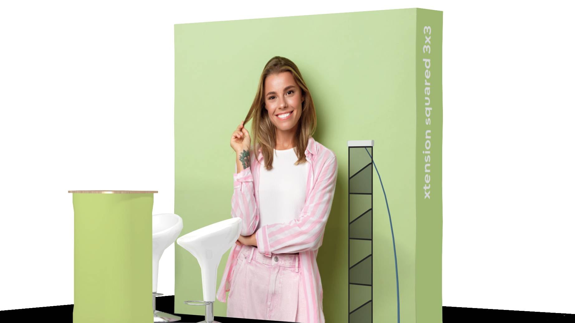Persoon staat voor een groene displaystand met twee witte barkrukken en een bijpassende toonbank. xtension squared fabric pop up