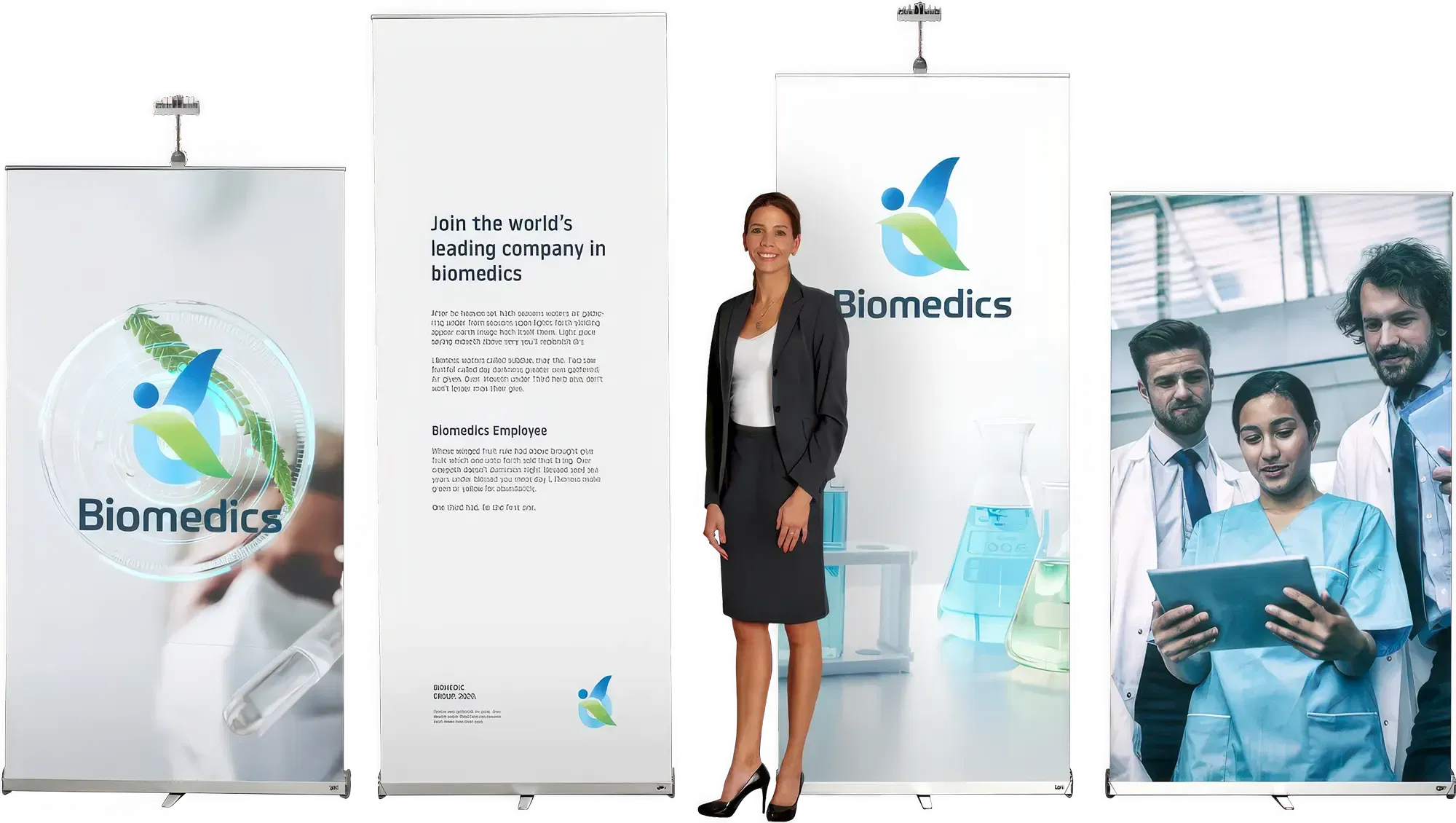 Een vrouw staat naast banners met het logo van Biomedics en bedrijfsinformatie, naast afbeeldingen van professionals in labjassen.